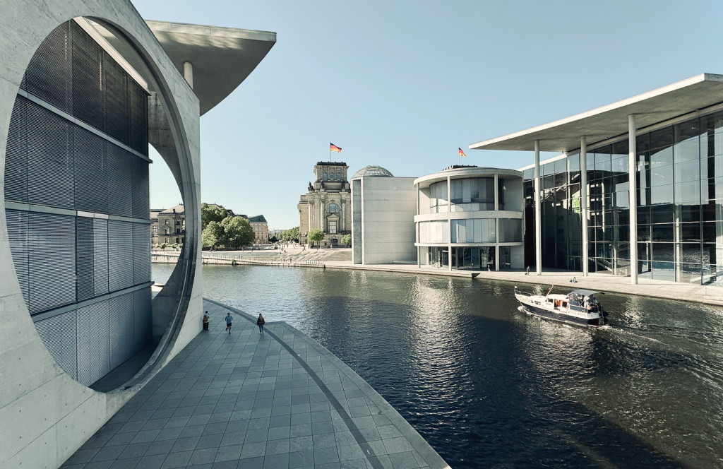 Gebäude des Deutschen Bundestages an der Spree. Bundestagsbibliothek, Paul-Löbe-Haus und ehem. Reichstagsgebäude