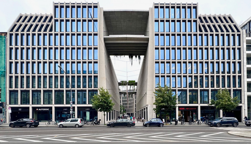Am Tacheles, Torgebäude Friedrichstraße, Architekten Herzog & de Meuron. Foto: C. Hajer